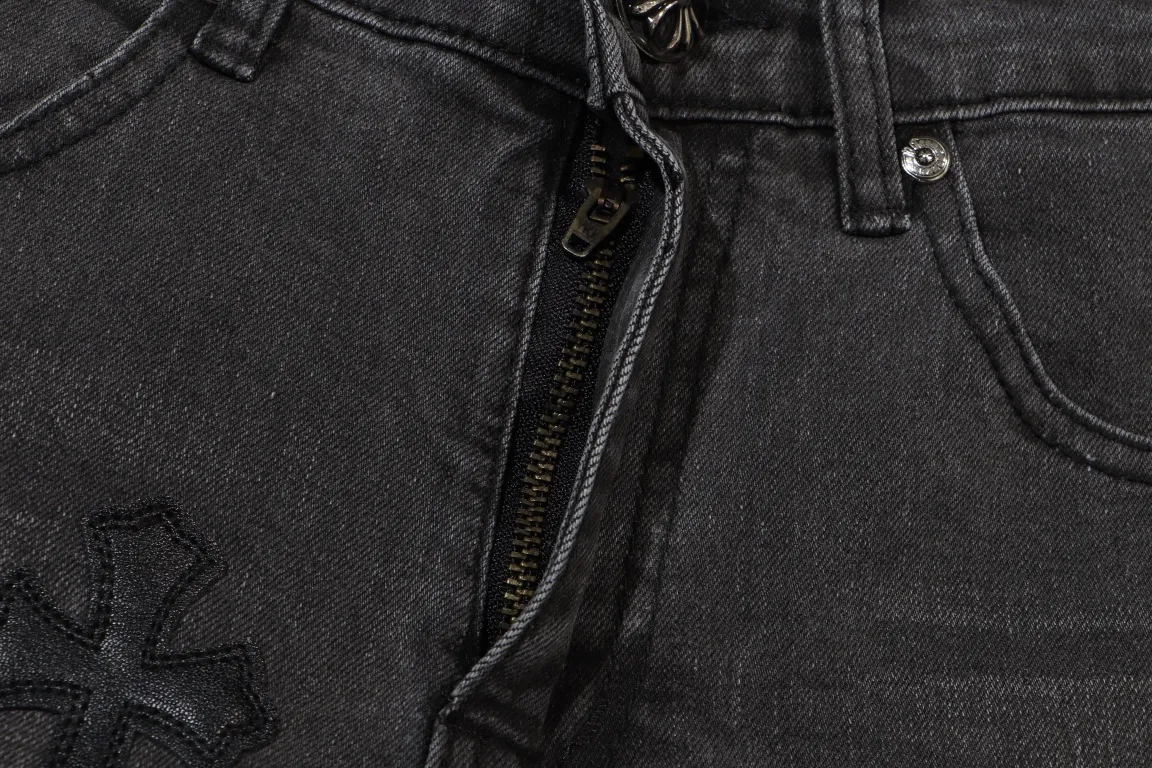 P260 Style number: H499 Chrome Hearts Ma Siwei's same CH Chrome Hearts heavy-duty splicing high street jeans exudes uninhibited personality and unique charm. Every wear and tear is carefully designed to present a unique artistic feel. Made of imported denim fabric, which has undergone heavy industrial washing and destruction treatment, the trousers show a super cool effect on the upper body, allowing you to dominate the fashion stage.  This is more than just a pair of jeans, it is an expression of attitude. With its unique design concept and ultimate pursuit of details, Croxin breaks traditional boundaries and defines the jeans trend in the new era. The trousers are made of double-layer woven fabric and matched with customized hardware, showing an incomparably beautiful and unique style, making every wearer the focus of fashion. Imported denim fabric, super heavy-duty washed and damaged, the upper body is super cool! Customized hardware. Unbeatable and beautiful style. The production process is difficult. Full of high street feel. Color: Gray Size: S M L XL XXL